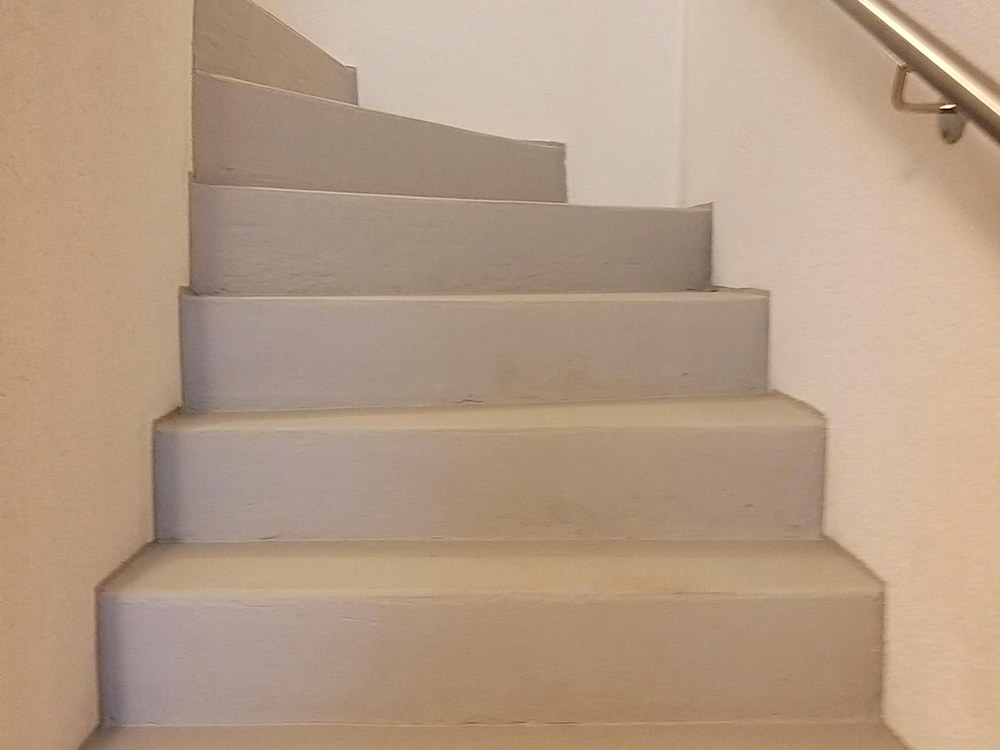 Gebogener Treppenaufgang mit Protectakote WB beschichteten Stufen