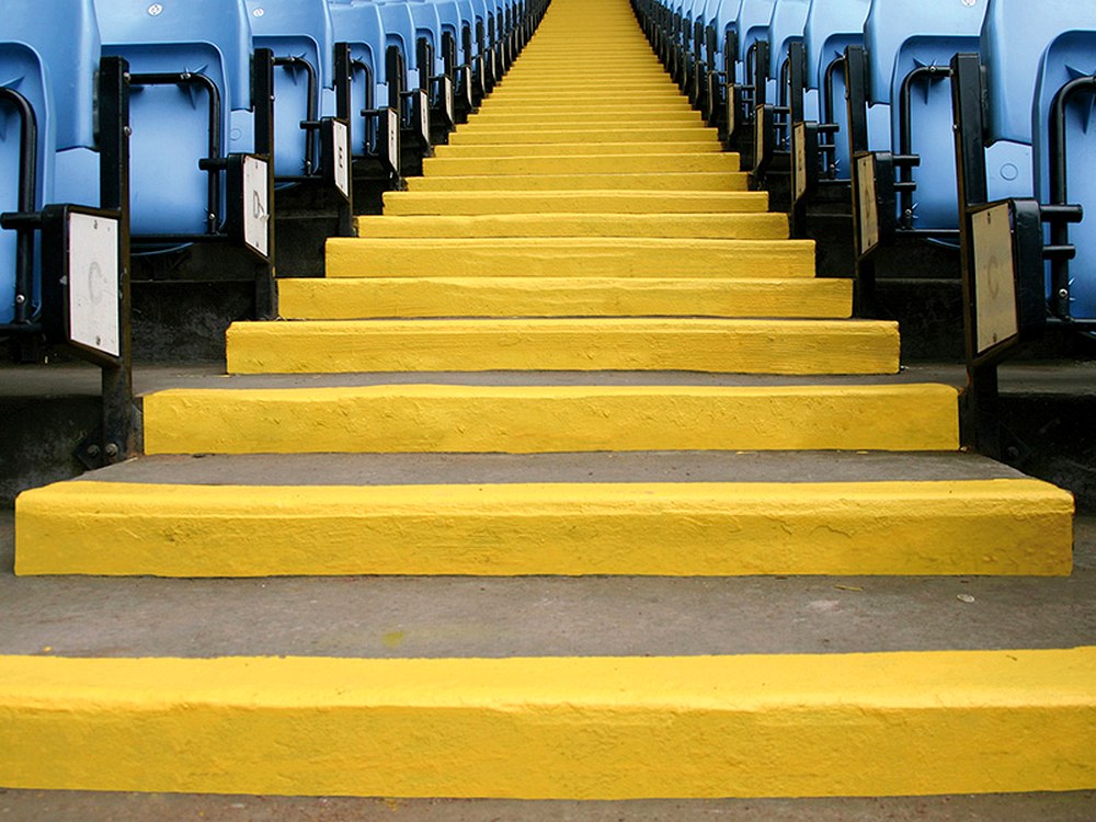 Stadiontreppe mit Protectakote beschichteten Stufenkanten